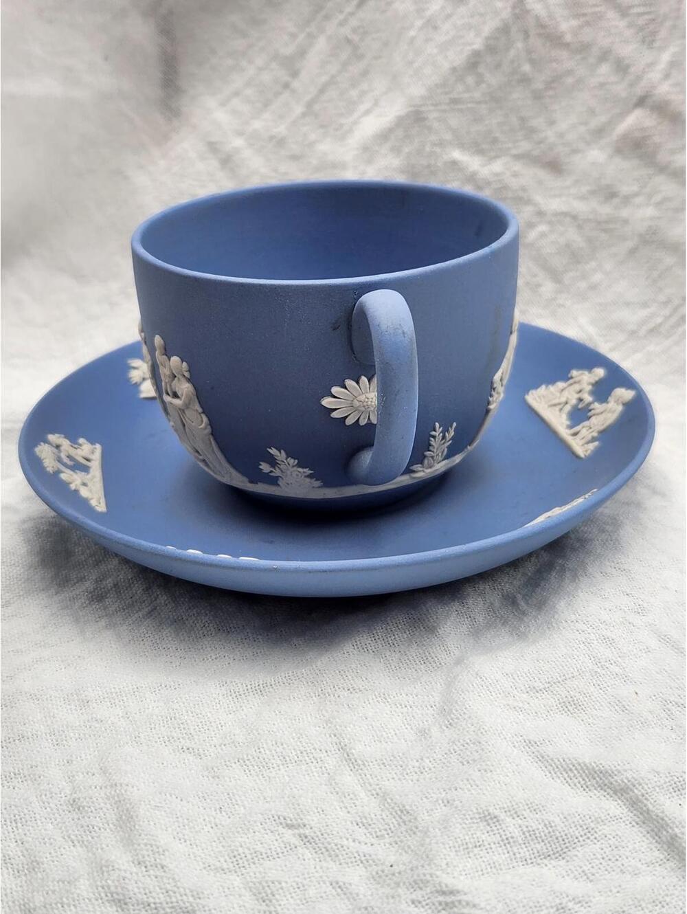 Wedgwood Jasperware Blue Teacup & Saucer Neoclassical Relief 1972 I2 - Picture 4 of 15